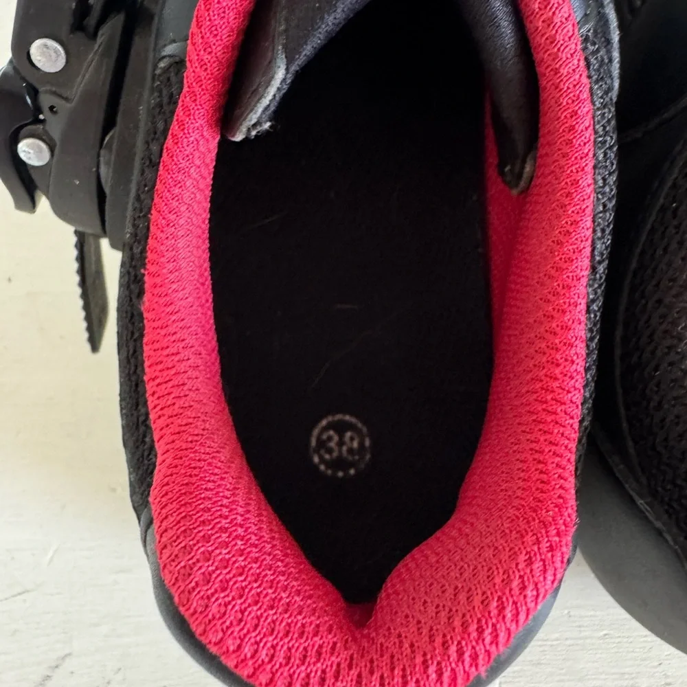 Peloton women’s cycling shoes size 38 (their US7).‎